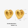 Orecchini a cuore dorati in acciaio inossidabile con trama a coste e dimensioni - Stile Cuore (ZN953) / Oro