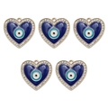 Vue détaillée de 5 pendentifs œil bleu en forme de cœur avec strass blancs étincelants - Mauvais Oeil Coeur Avec Strass (BT671GD02)