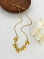 Detalle de collar de acero inoxidable de 18K con cinco colgantes de corazón en madera - Collar de Corazón Dorado