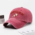 Cappellino da baseball vintage in cotone rosso lavato con ricamo Sagittario, vista 45° - Stile Ricamo Sagittario / Rosso Anguria