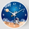 Kinder-Wanduhr mit Astronauten-Motiv und lautlosem Uhrwerk für das Kinderzimmer - 3065 Weißer Rahmen