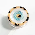 Pinza para el pelo con estampado de leopardo y diseño de ojo azul en acetato - Estilo leopardo y nácar / [atributos Del Producto]: Visualmente Se Trata De Una Pieza Redonda De Joyería De Acetato Posiblemente Un Soporte Para Airbag O Un Accesorio Para El Cabello. El Diseño Presenta Una Estructura Anidada De Tres Capas: La Capa Exterior Tiene Un Estampado De Leopardo La Capa Intermedia Tiene Un Brillo Blanco Similar Al Nácar Y El Núcleo Es Un Diseño De "ojo Del Diablo" Con Rayas Azules Y Blancas Y Puntos Amarillos. [presentación Visual]: La Imagen Fue Tomada Desde Un Ángulo De 45 Grados Con Buena Iluminación Y Sombras Mostrando Claramente Los Detalles De Los Materiales Del Producto. La Calidad De La Imagen Es [alta] Y Los Colores Son Realistas. La Calificación Estética Es [media] Con Una Puntuación De [7.5]. El Principal Problema Es Que El Fondo Es Demasiado Simple Y Carece De La Guía Emocional De Un Estilo De Vida O Una Marca De Alta Gama. [contenido Del Texto]: El Grupo De Marcas De Agua Incluye El Ícono De La Marca En La Esquina Superior Izquierda La Palabra En Inglés "grace" Y Los Caracteres Chinos "戈蕾思" Que Fueron Superpuestos Por El Vendedor Y Deben Eliminarse. [etiquetas Logísticas]: Ninguna. [riesgo De Infracción]: La Probabilidad De Infracción Es De [01] Lo Que Corresponde A Un Diseño Original Estándar Sin Infracción De Fondo. [parámetros Del Producto]: Se Estima Que El Producto Tiene Un Diámetro De Entre 4 Y 5 Cm Y Presenta Detalles Nacarados Y Con Estampado De Leopardo.