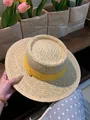 Beiger Strohhut mit breiter Krempe und gelbem Plissee-Band für den Sommerurlaub - Beiger Hut Mit Gelbem Band