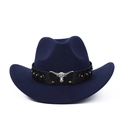 Détail d'un chapeau de cow-boy bleu marine avec bandeau en cuir et boucle tête de taureau - Bleu marine (Bande en cuir noir)