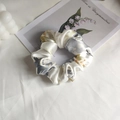 Detailansicht aus reiner Seide Haargummi mit blauem Blumenmuster auf cremefarbenem Stoff - Mondschein Blumen