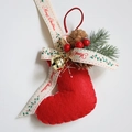 Calza di Natale in feltro rosso con pigne, bacche e campanellino dorato ornamentale - Stivali rossi / 10*11CM