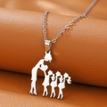 Detailaufnahme der silbernen Halskette mit Mutter-Kind-Silhouette und Herz-Anhänger - Mama + 3 Töchter / Silber
