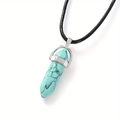 Vue macro d'un pendentif prisme hexagonal en turquoise avec fermoir en argent - Turquoise