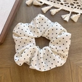 Scrunchie bianco a pois neri in stile francese realizzato in morbido chiffon - Pois Classici - Stile di Base