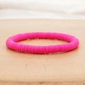 Boheemse fuchsia Heishi polymeerklei kralenarmband op een natuurlijke houten basis - Rozerood