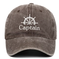Detailansicht der Vintage-Basecap in Dunkelbraun mit Captain-Stickerei und Steuerrad-Symbol - Verstellbar / Kaffeebraun