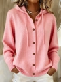 Detailaufnahme der rosa Strickjacke mit Holzknöpfen und flauschiger Stoffstruktur - Rosa