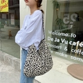Grande borsa shopper in tela con stampa leopardata indossata da una modella - Piccolo Leopardo Bianco