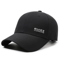 Gorra de béisbol negra transpirable con estampado RUIEE y cortes láser de ventilación - Negro