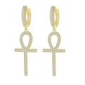 Primer plano de pendientes de cruz Ankh bañados en oro con pavé de circonitas brillantes - Oro Ankh B