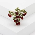 Dettaglio della spilla a mirtillo rosso con foglie smaltate verdi e stelo dorato - Forma di Bacca (MM-BR-深红-3595-RD2) / Rosso Scuro