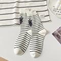 Weiße Crew-Socken mit schwarzen Streifen und niedlicher Katzenstickerei für Damen - Einheitsgröße / Feiner Streifen-Schwarze Katze Stickerei