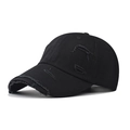 Berretto da baseball nero lavato con strappi alla moda e stile streetwear invecchiato - Nero