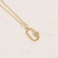 Collana con ciondolo a moschettone ovale dorato e cristalli trasparenti su catena sottile - Ellisse