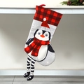 Detail van kerstsok met pinguĆÆn, rood geruite rand en bungelende lange gestreepte benen - PinguĆÆn