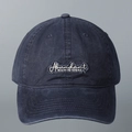Nahaufnahme einer dunkelblauen Baseballkappe mit Abundant-Textstickerei auf der Front. - Marineblau