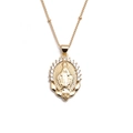 Collar de cobre chapado en oro con colgante de María y cristales sobre fondo blanco - Colgante Ovalado Virgen María - Dorado