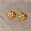 Pendientes de corazón bañados en oro con textura martillada sobre fondo de mármol - Corazón Dorado (45053)