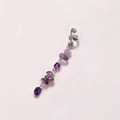 Détail d'un ear cuff spirale en argent avec pampilles de pierres naturelles violettes - Base Argent Violet Foncé Court