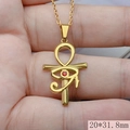 Primo piano del ciondolo croce Ankh dorato con occhio di Horus e pietra rossa, 20x31.8mm - Rosso