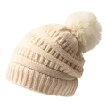 Gorro de punto crema con pompón esponjoso y textura de trenzas sobre fondo blanco - Talla Única (Elástico) / Albaricoque