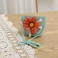 Dettaglio di borsa in paglia blu per bambini con fiore arancione e pizzo bianco - 52cm 3-6 Anni / Borsa di paglia / Blu lago