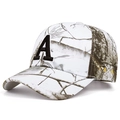 Dettaglio del cappello da baseball camouflage bianco con lettera A ricamata in 3D e cuciture - Mimetico Albero Bianco