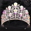 Dettaglio corona barocca argento con strass iridescenti e cristalli a goccia lucenti - Argento Spesso Strass AB