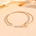 Brazalete abierto de acero inoxidable oro rosa con diseño de trébol y cristal brillante - Oro Rosa (H520)