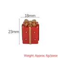 Rode kerstcadeaudoos van hars met gouden strik en stippen, afmeting 18x23mm - Nr. 3 Roodgouden Cadeauverpakking
