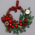 Weihnachtskranz mit Tannennadeln roten Kugeln Tannenzapfen und rot-schwarz karierter Schleife - 45cm Halbe Hängender Kranz (Ohne Licht)