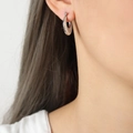 Créoles en U géométriques argentées minimalistes avec texture ondulée et émail crème - Couleur Acier
