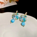 Boucles d'oreilles fleur plaquées or 14K avec motifs papillon bleus et perles bleues. - Bleu