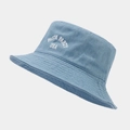 Dettaglio del cappello bucket in denim azzurro con ricamo bianco PASTA PARTY USA - Taglia unica / Blu Medio