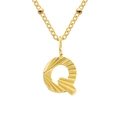 Goudkleurige stalen ketting met letter Q hanger en decoratieve kralen op de fijne ketting - Letter Q (Q-Goud)
