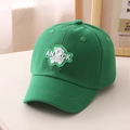 Detailansicht der grünen Baumwoll-Kinderkappe mit weißem Bären-Patch und Stickerei - 52cm (Empfohlen für 3-8 Jahre) / Grün