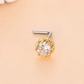 Vista macro del piercing al naso a L dorato con una brillante pietra di zirconia tonda - 3# / Oro