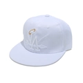 Dettaglio del ricamo bianco con ali LA e anello dorato su cappellino hip hop a tesa piatta - M (56-58cm) / Bianco