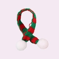 Primo piano di sciarpa in maglia a righe rosse e verdi con pompon per decorazioni natalizie - Sciarpa a Maglia a Righe Rosse e Verdi 1PZ