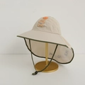Dettaglio cappello sole bimbi con tesa larga, protezione nuca e patch orsetto - 54cm (4-8 Anni) / Cachi