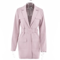 Détails d'une robe blazer rose à manches longues avec ceinture et grandes poches - S / Rose