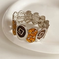 Detalle de pulsera vintage de esmalte con estrellas de circón y patrones geométricos en bandeja - Plata-Amarillo-Marrón