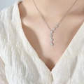 Collar minimalista de plata con borlas de estrellas en forma de Y usado por modelo - 40+5cm / Color Acero