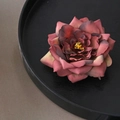 Rosa-lila Stoffblumen-Haarspange mit gelber Mitte auf schwarzem Tablett - Spitze Rose / Burgunderrot
