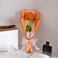 Handgestrickter orangefarbener Rosenstrauß mit weißem Netz und Herzmusterpapier - Langes Gestricktes Rosenbouquet